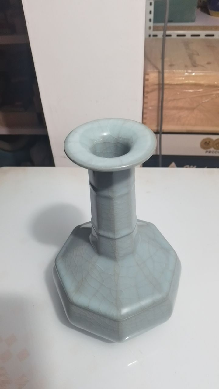 青釉开片八方瓶