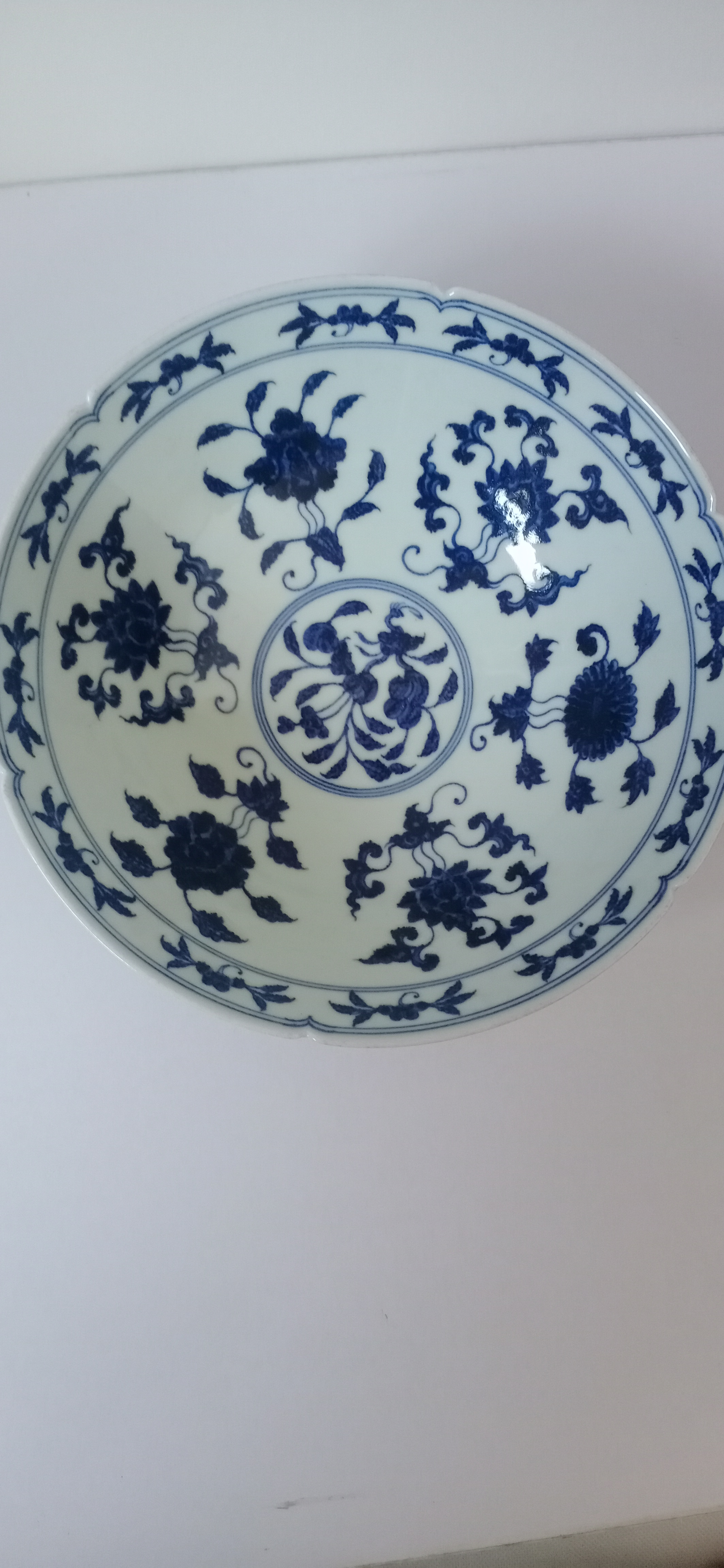 青花花卉纹花口碗