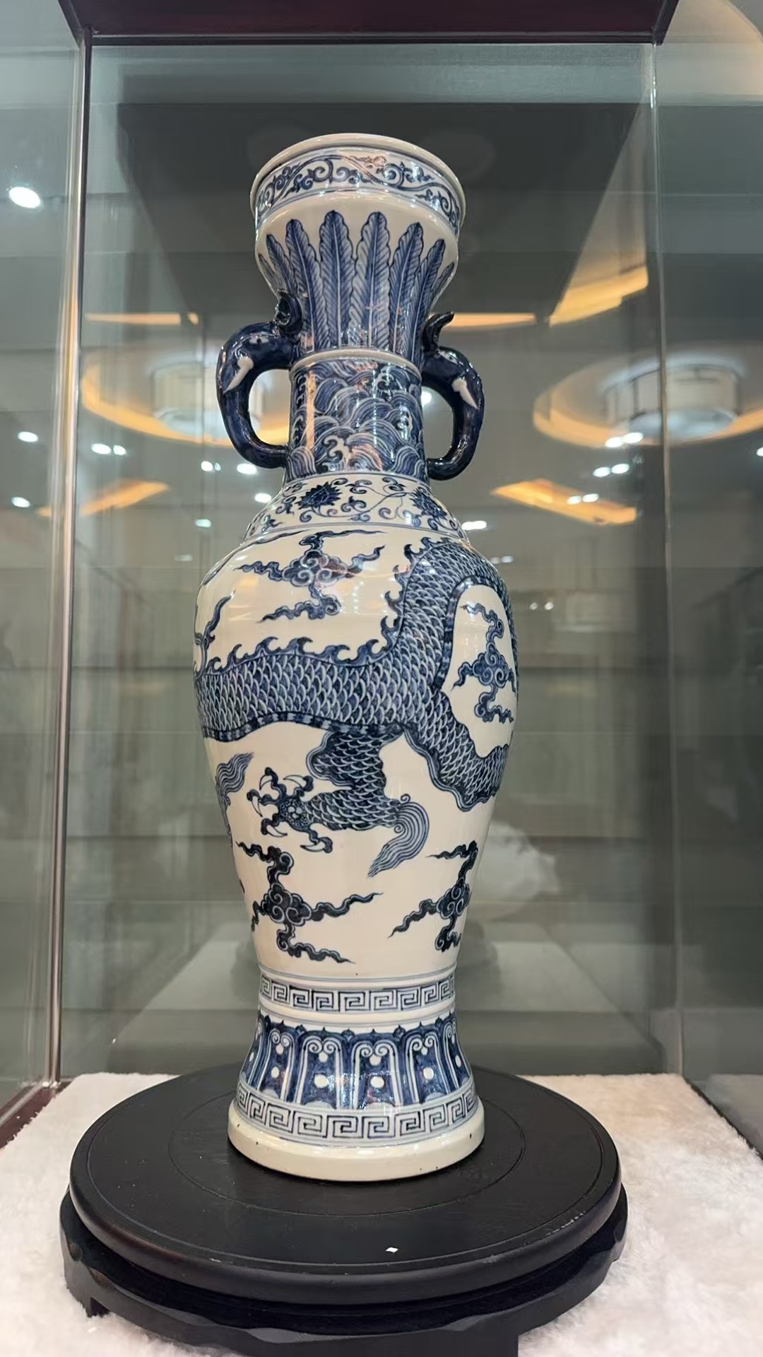 青花云龙纹象耳瓶