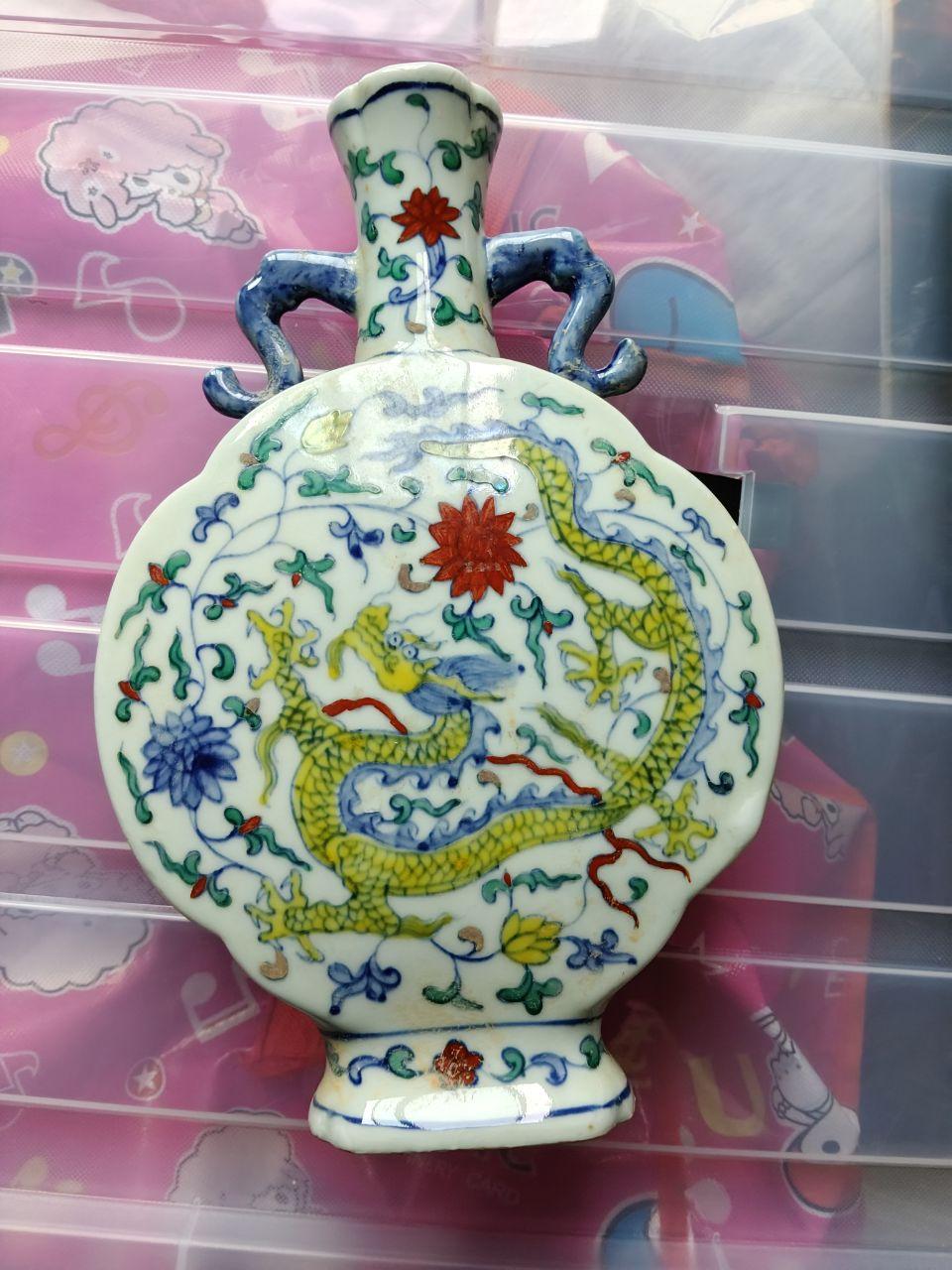 斗彩龙纹抱月瓶