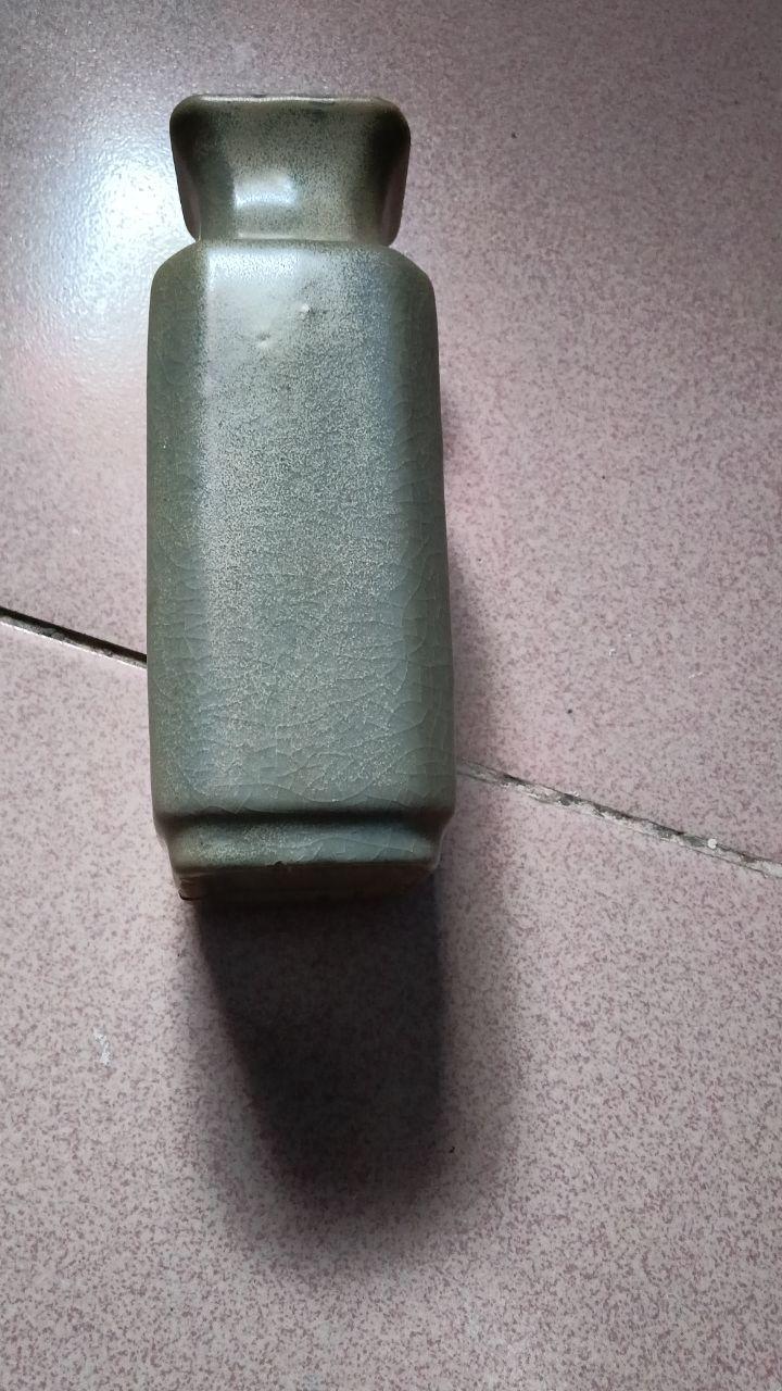 青釉四方瓶